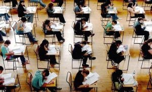 estudiantes realizando un examen