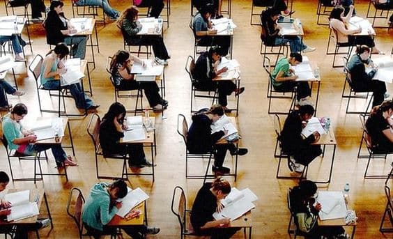 estudiantes realizando un examen