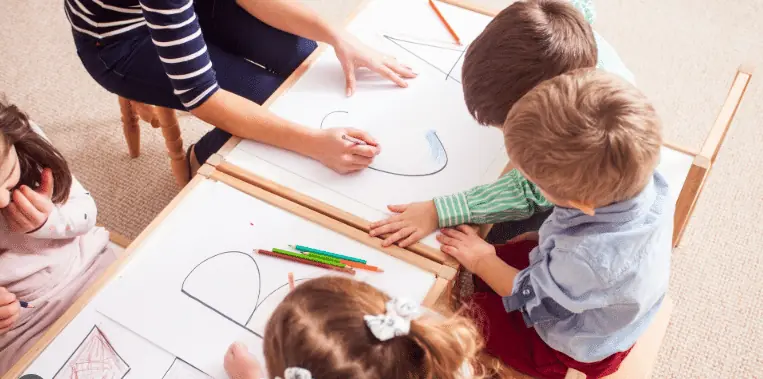 niños dibujando en clase