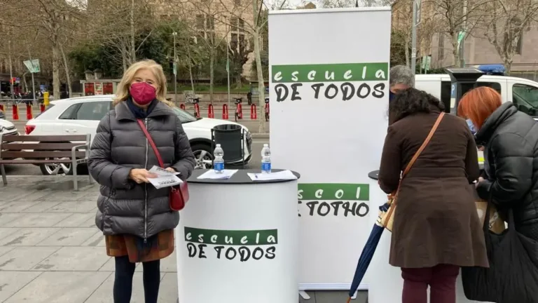 carpa informativa de Escuela de Todos para la recogida de firmas